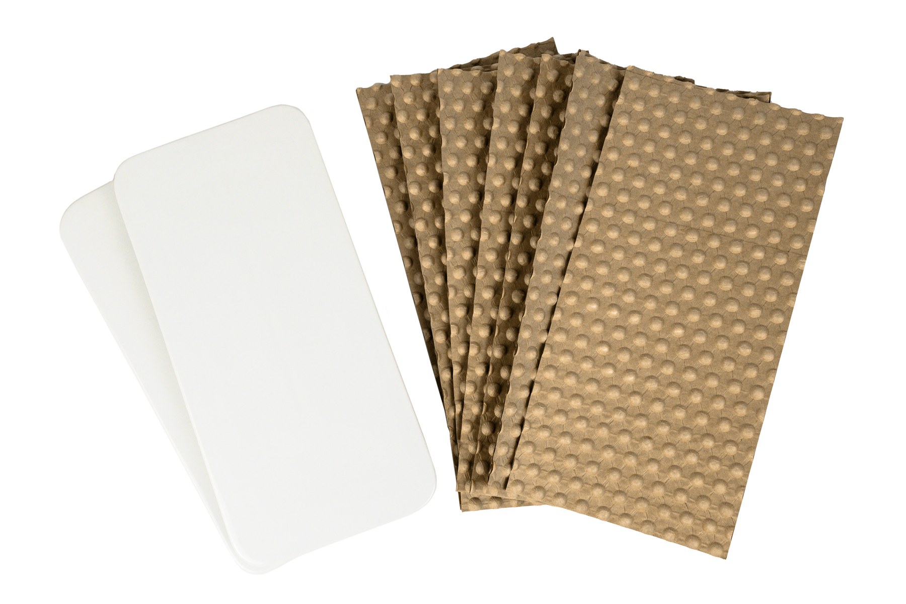 Several brown, padded paper bags with an air cushion structure lying next to each other. Next to them are two white rectangular inserts, which may serve as an additional protective or separating layer.